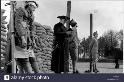 Dans le film "Les sentiers de la gloire", qui joue le rôle du colonel Dax ?