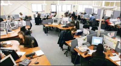 Le lendemain, tu vas au boulot. Tu travailles dans un bureau et tu restes assise toute la journée. 
Que mettrais-tu pour être sophistiquée tout en restant raisonnable ?