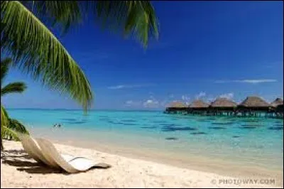 Ensuite tu pars pour l'île de La Réunion. C'est l'été et il fait très chaud. Quel vêtement associerais-tu à la chaleur de cette île ?