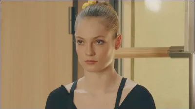 De qui Théa Raphaël est-elle amoureuse ?