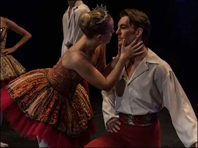 Que fait Léna dans l'épisode 13 ?