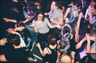 C'est un vendredi. Tu vas chez ton(ta) meilleur(e) ami(e) à la fin de la journée.
Vous faites une méga boum et tu rentres tard le soir chez toi.
Tu ne voulais pas te faire remarquer par tes parents parce que tu avais dit que tu étais parti faire un exposé chez lui(elle) et que tu reviendrais le lendemain. 
Tu ouvres la porte de ta maison et, derrière, tes parents te voient. Que leur dis-tu ?