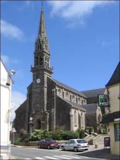 Notre balade commence en Bretagne devant l'église Saint-Pierre-et-Saint-Paul de Coray. Nous sommes dans le département ...