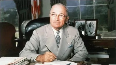 Qui a été renvoyé en 1951 par Harry Truman pour avoir menacé la Chine avec l'arme nucléaire ?