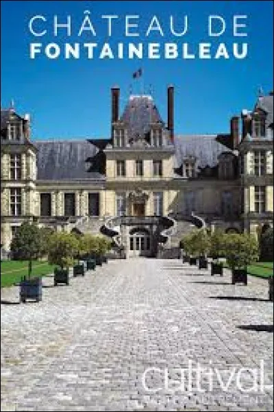 Le château de Fontainebleau se trouve dans les Hauts-de-France.