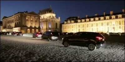 "Imaginez-vous, Cher Téléspectateur, battre le pavé de votre luxueuse limousine : vous êtes un des [...] invités privilégiés, non pas comme [...]" (Complétez les crochets !)