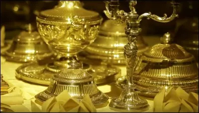 "Néanmoins, vous songez à ce repas concocté par [...] et servi dans de la vaisselle d'or et de vermeil." (Complétez les crochets)