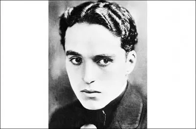 Je suis l'un des plus clbres acteurs du cinma muet, et ai commenc ma carrire dans le music-hall. J'ai aussi chant 'The nonsense song'. Qui suis-je ?