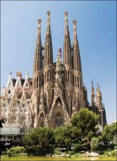 À quel célèbre architecte doit-on la Sagrada Família ?