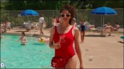 Comment s'appelle la maître nageuse qui travaille avec le frère de Max ?