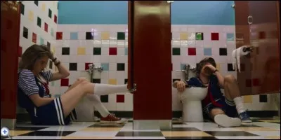 Qu'avoue Robin à Steve dans la salle de bain ?