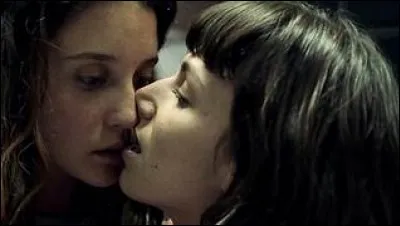 Tokyo qui embrasse Alison ! Cette scène a sûrement titiller pas mal de garçons ! Mais ce bisou ne va pas durer longtemps, car un autre personnage va arriver dans la pièce, qui est-ce ?