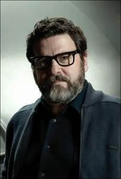 Revenons-en à notre adjoint préféré ! Je parle en effet de Angel... Angel... C'est quoi son nom de famille à Angel déjà ?