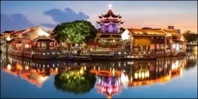 Suzhou est réputée pour ses canaux, ses ponts et ses jardins classiques. Situez cette ville !