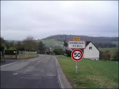 Nous sommes &agrave; l'entr&eacute;e d'Issancourt-et-Rumel. Troisi&egrave;me commune du Grand-Est, celle-ci dans l'arrondissement de Charleville-M&eacute;zi&egrave;res, elle se situe dans le d&eacute;partement ...