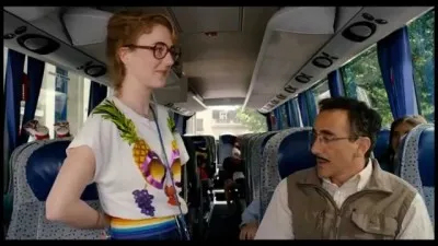 Que dit le maître dans le bus , quand la professeure de musique compte les élèves en disant : 《 Mais il m'en manque un ! 》