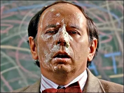 Pour le 1er avril, l'instituteur a étalé le camembert sur le visage de Monsieur Poisson mais il va découvrir que monsieur Poisson est...