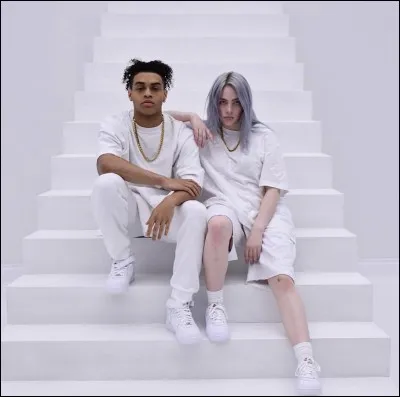 Dans "Hostage" quelles sont les paroles du tout début ?