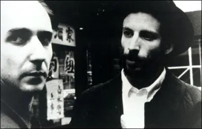 Le premier reprsentant de ce groupe aborde le hros pour la premire fois dans un caf. Comment se nomme-t-il ?