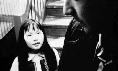 La petit voisine du hros veut toujours jouer avec lui. A quel jeu ?