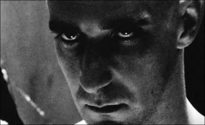 Quel horrible svice s'impose le hros dans l'une des dernires scnes du film ?