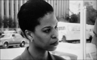 Pourquoi cette femme poursuit-elle le hros ?