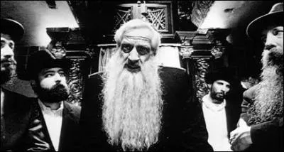 D'autres personnes sont elles aussi  la poursuite du personnage principal. A quelle 'secte' appartiennent-ils ?