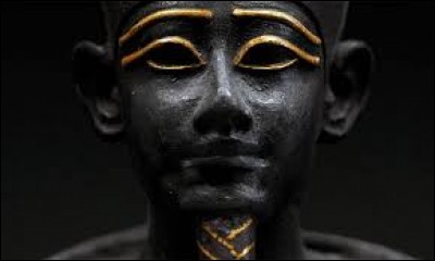 Le dieu Osiris est souvent représenté avec les chairs peintes en bleu.