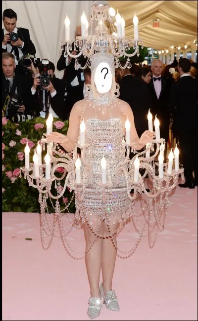 «-Un lustre ? -Non un chandelier, c'est plus classe». Mais qui s'est habillée comme ça ?