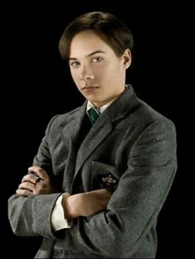 Qui donne la définition d'un Horcruxe à Tom Jedusor ?