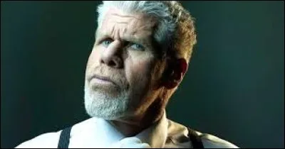Quel acteur aurait dû être Clay Morrow avant Ron Perlmann,
et qu'on retrouve dans le 1er épisode après l'explosion de l'entrepôt Mayans à cause du budget de la production ?