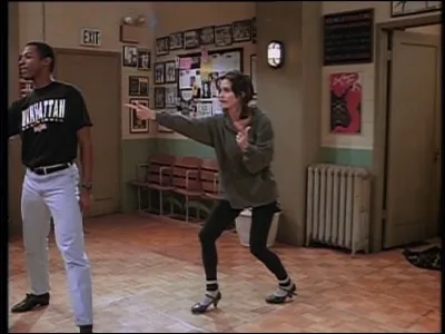 Quel nom prend Monica pour que la voleuse de sa carte bancaire ne la reconnaisse pas ?