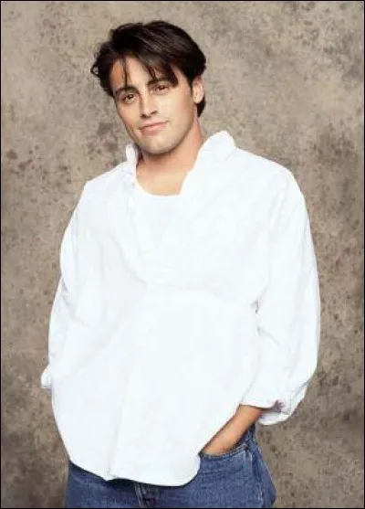 Joey tente de percer dans le show-business en jouant ?