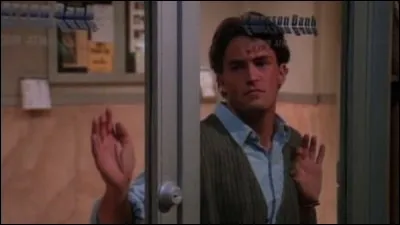 Lors de la coupure de courant, avec qui et où Chandler se retrouve-t-il coincé ?