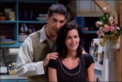 Comment s'appelle la grand-mère décédée de Ross et Monica ?
