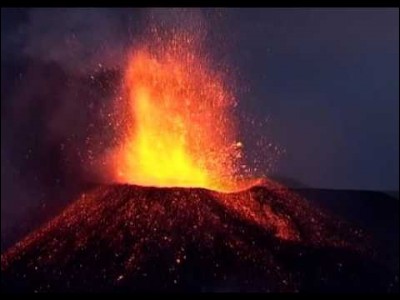 Quels sont les deux types de volcans ?