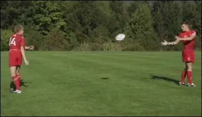 Elle peut rimer avec "tout lasse"
et s'associe quand on s'enlace...
Elle est bonne ou mauvaise au figuré,
Doublée, c'est un bon tour de magicien,
Avec elle, le mot devient sésame et secret,
Elle peut être belle sur le terrain.
On peut y voguer, y naviguer,
et ce, en toute tranquillité.

Qui est-ce ?