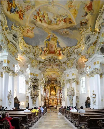 La Bavière, terre germanique catholique, regorge d'églises au décor intérieur d'une grande beauté comme l'église de Wies (photo). Mais à quel style appartiennent ces édifices religieux ?