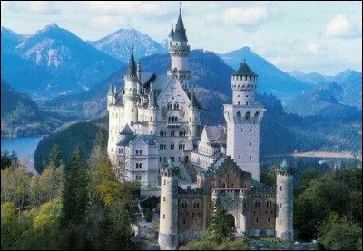 Le château du Neuschwanstein, une merveille de l'architecture néo-gothique germanique, est l'une des forteresses les plus célèbres du monde qui aurait inspiré Walt Disney, a été construit à la fin du XIXe s. et est plus connu sous le nom de château de... ?