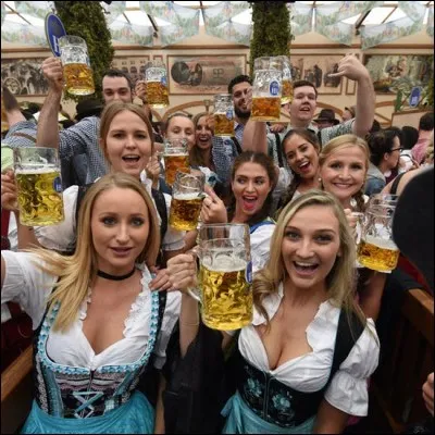 "Oktoberfest" est la fête de la bière la plus connue d'Allemagne, elle dure 16 jours et a lieu à Munich. Elle se déroule principalement pendant quel mois ?