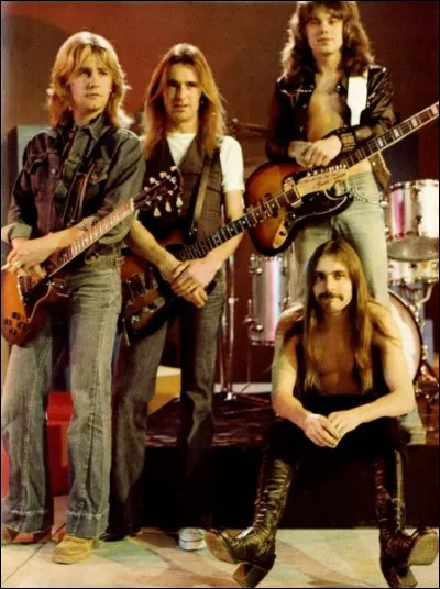 Le titre ''Down Down'' de Status Quo n'a rien à voir avec la chanson ''Downtown'' sortie en 1964. Quelle chanteuse l'a interprétée ?