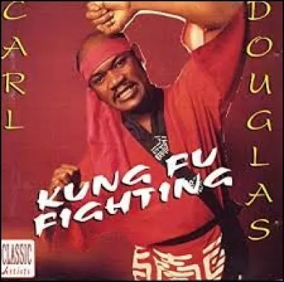 Carl Douglas gesticulait en chantant ''Kung Fu Fighting''. Quel adepte de cet art martial a eu le premier rôle dans ''Le Baiser mortel du dragon'' ?
