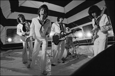 ''It's Only Rock 'n Roll (But I Like It)'' est un titre des Rolling Stones. Quel titre des Beatles n'est pas rock 'n' roll ?
