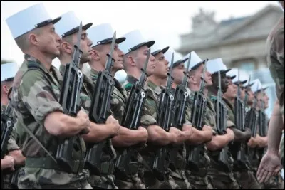 Il avait de grands yeux très clairs - Où parfois passaient des éclairs !