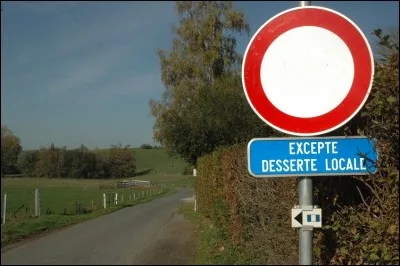 Cette signalisation m'indique une interdiction de circuler pour tous les véhicules excepté "desserte locale". Ceci veut dire :