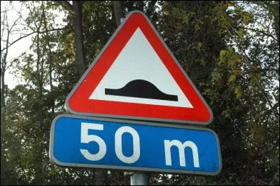 Que m'indique ce panneau routier ?