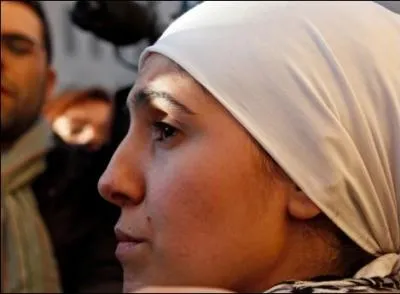 Ilham Moussad, militante du NPA voile, dfend son attachement  l'orientation du parti de Besancenot qu'elle dfinit comme...