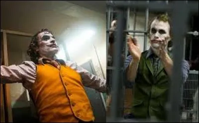 Le film "Joker" s'intéresse aux origines du personnage, _______________ dans le long-métrage "The Dark Knight", le méchant clown propose des explications contradictoires sur son passé.