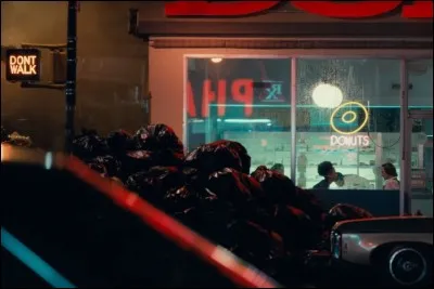 Le réalisateur insiste sur la difficulté des conditions sociales dans lesquelles vit Arthur Fleck.________ l'intrigue du film se déroule dans les années 80, en référence à la période de crise sociale que connurent les États-Unis à cette époque.