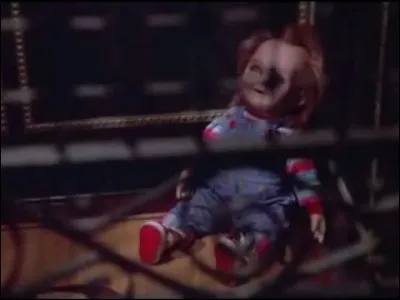 Un moment la poupée est dans l'ascenseur. Soudain un couple quitte l'ascenseur et la femme en parlant de la poupée dit : 《 Il est d'une laideur ! 》 Que répond la poupée Chucky ?